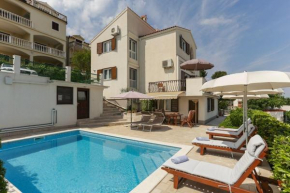 House Dupla, Donji Okrug